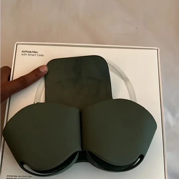 Used (Like New) Apple AirPod Max - Picture 9 of 10